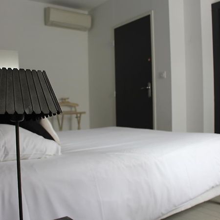 Une Maison En Ville ลาโรแชล ภายนอก รูปภาพ