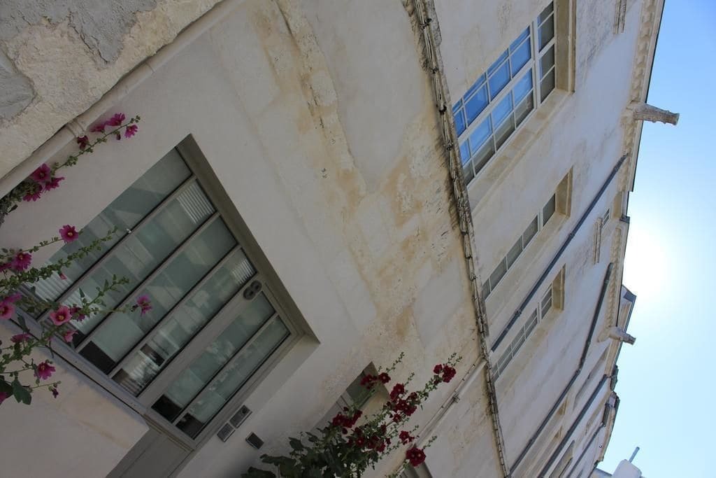 Une Maison En Ville ลาโรแชล ภายนอก รูปภาพ